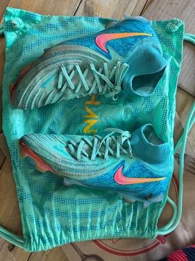 Nike Phantom Luna 2 Elite LV8 soccer cleats